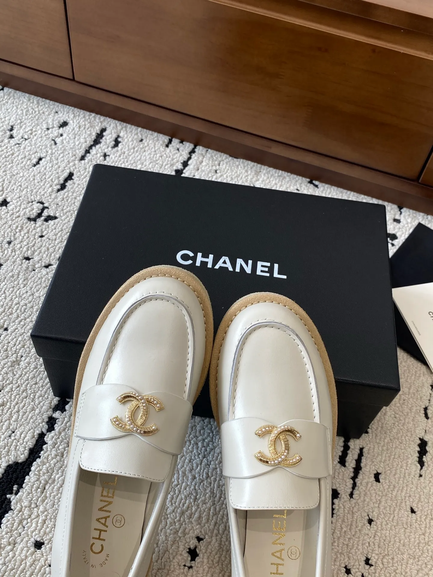 👟👟Ex-factory price 620👟👟Higher version 🍀2025 autumn and winter new Chanel Chanel entrance hardware buckle, Loaf lazy shoes, can be worn all year round. No matter when you wear it, it is very high-end and durable. Go shopping and attract attention on the street! Easily travel between commuting and leisure occasions, and become a carefree fashionable and elegant woman ~ Upper: cowhide/cow nubuck leather/open edge beads Inner: lambskin Sole: Italian raw rubber outsole leather strip Code number: 35-39 (40/41 customized, non-refundable and non-exchangeable 👉 Buy now👉 Buy now👉 Buy now👉